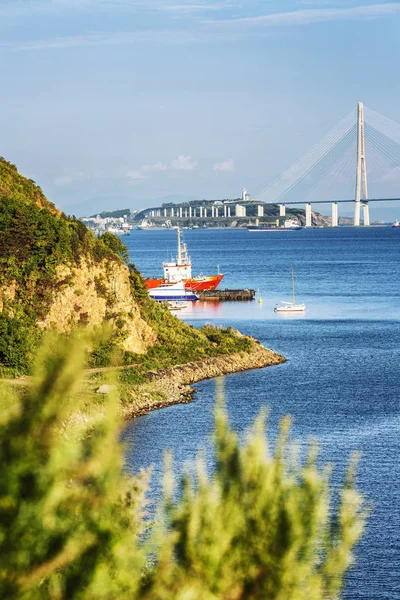 Beautiful seascape overlooking the beautiful bridge. The harsh nature of the seaside region. — Stock Photo, Image