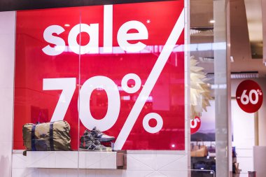 Alışveriş merkezinde indirimler duyurusu ile işaretler. Modern mevsimlik alışveriş. Close.