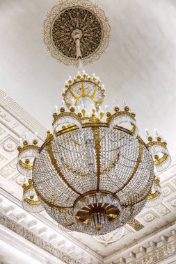 St. Petersburg, Rusya, 09/03/2017: Hermitage büyük güzel kristal avize. Close. 