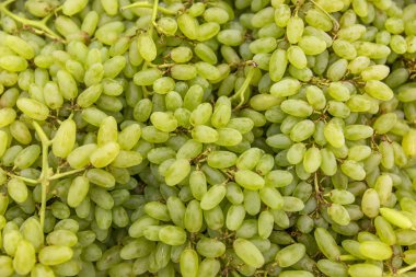 Süpermarkette yeşil sulu üzüm. Close. Arka plan. Metin alanı.