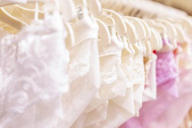 Alışveriş merkezindeki askılar üzerinde kadın dantel külot. Close.