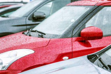 Araba otoparkta bir satırda ayakta. Close.