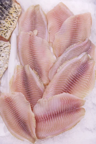 Schön ausgelegte gekühlte Fischfilet auf Eis in einem Supermarkt. Nahaufnahme. — Stockfoto