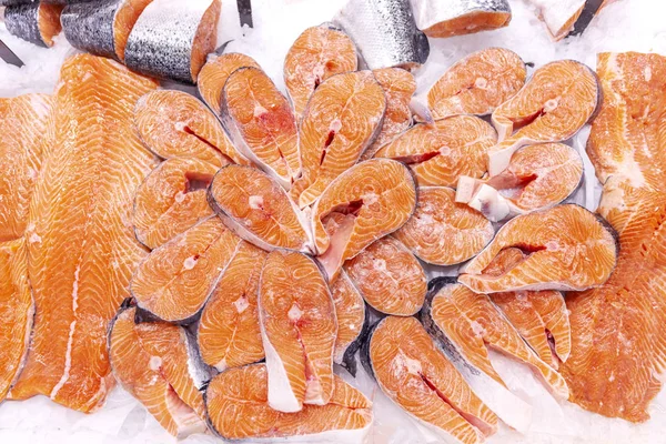 Schön zersetzter gekühlter Fisch auf Eis im Supermarkt. Nahaufnahme. — Stockfoto