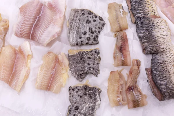 Gekochter frischer Fisch auf Eis im Supermarkt. Nahaufnahme. — Stockfoto