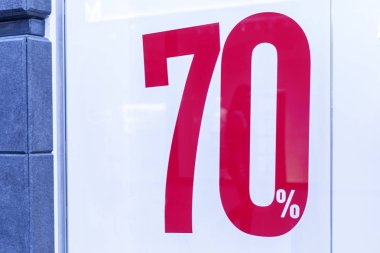 Alışveriş merkezinde ışık kutusu. 70% indirim. Giysi ve ayakkabı mevsimlik satış. Close. Metin alanı.