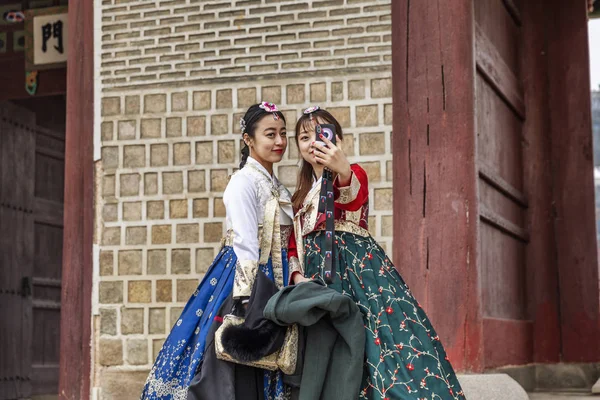 โซล, เกาหลีใต้, 12/30/2017: สาวเกาหลีในแฮนบาร์เซโลนาถ่ายเซลฟี่ในสวนฤดูหนาว ใกล้ชิด . — ภาพถ่ายสต็อก
