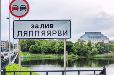 Sortavala, Rusya, 08/25/2017: Finlandiya Körfezi adı ile yolda pointer.