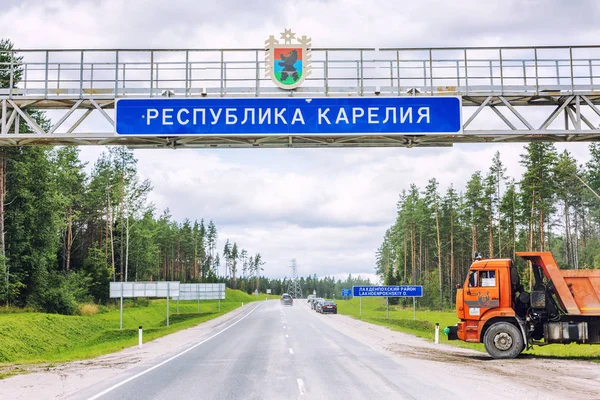 카렐리아, 러시아, 08/25/2017: 고속도로에서 "카렐리아 공화국" 지수. 테두리. — 스톡 사진