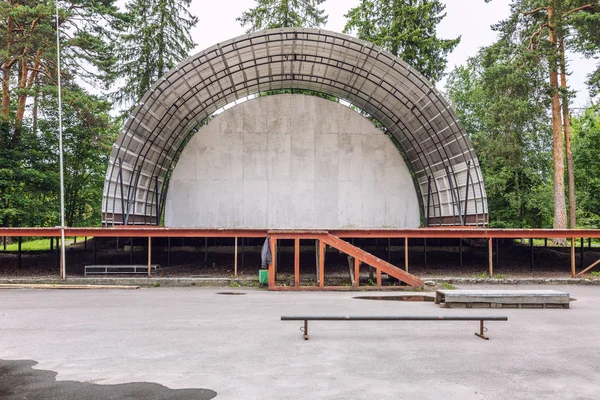 Abandonado teatro aéreo vazio de verão, palco no parque. Prédio antigo . — Fotografia de Stock