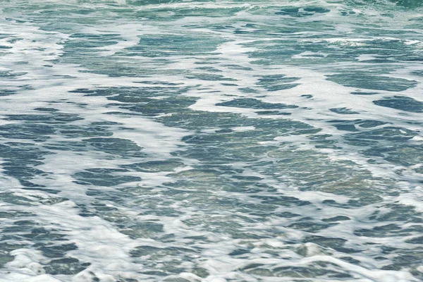 Superficie marina turchese schiumosa. Sfondo primo piano. Spazio per testo . — Foto Stock