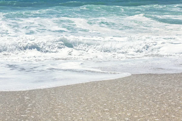Costa sabbiosa del mare turchese. Onde impetuose, giornata di sole e vento. Spazio per testo . — Foto Stock