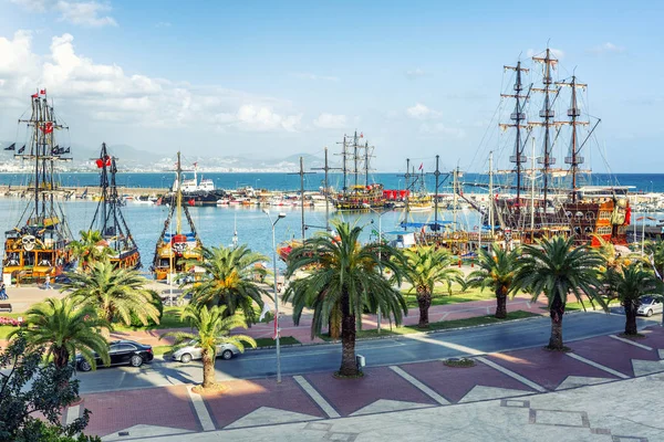 Alanya, Turecko, 05/07/2019: turistický přístav uprostřed letoviska. Nádherná promenáda za slunečného dne. — Stock fotografie