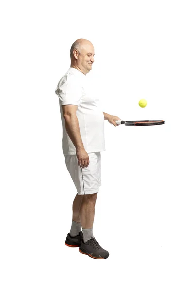 ハゲ老人はテニスをする。白い背景に隔離. — ストック写真