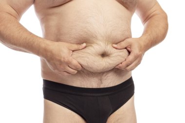 Büyük göbeğine sahip bir adam. Aşırı kilolu, şişko. Close. Beyaz arka planda yalıtılmış.