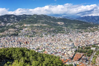 Tatil kasabası yoğun binanın güzel üst görünümü. Parlak güneşli gün.