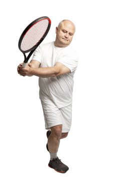Spor bir yetişkin kel adam tenis oynar. Beyaz arka planda yalıtılmış.