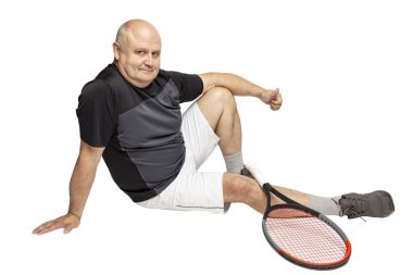 Elinde bir tenis raketi ile spor yetişkin kel adam. Beyaz arka planda yalıtılmış. 