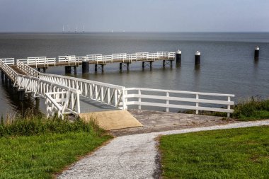 Gemiler için bir iskele ile su Sakin genişlik.