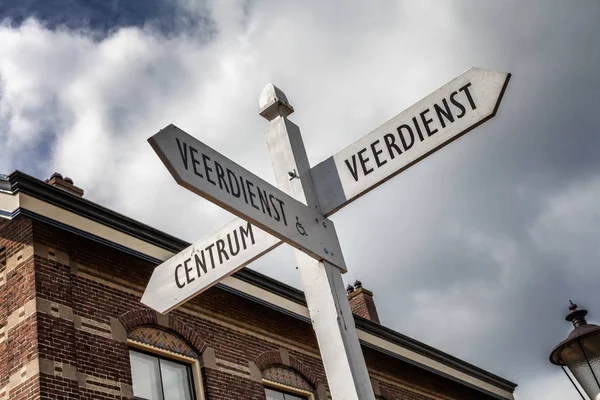 Medemblik, Holandsko, 08/21/2015: směrové značky proti jasně modré oblačné obloze. — Stock fotografie