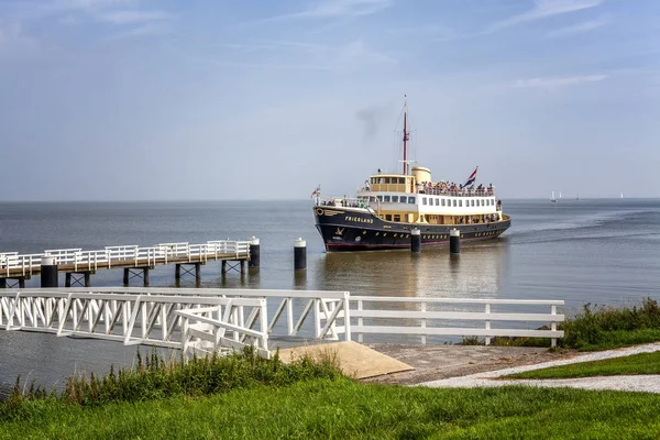 Medemblik, Holanda, 08.21.2015: Un barco turístico con pasajeros en un muelle en una pequeña ciudad europea. Hermoso paisaje. Illylia. . — Foto de Stock