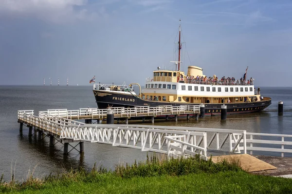 Medemblik, Olanda, 21.08.2015: Nave turistica con passeggeri su un molo in una piccola città europea. Bellissimo paesaggio. Illylia . — Foto Stock