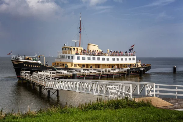 Medemblik, Olanda, 21.08.2015: Nave turistica con passeggeri su un molo in una piccola città europea. Bellissimo paesaggio. Illylia . — Foto Stock