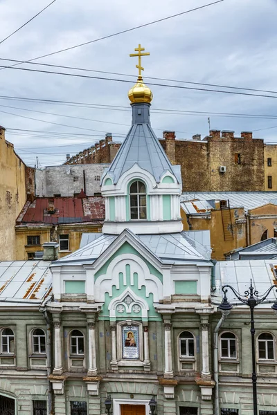 Αγία Πετρούπολη, 09/03/2017: εκκλησία στο κέντρο μιας μεγάλης πόλης. — Φωτογραφία Αρχείου