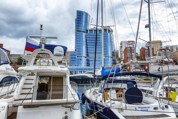 Vladivostok, Rusya, 20.09.2017: Yatlar şehir marinasında. Close. — Stok fotoğraf