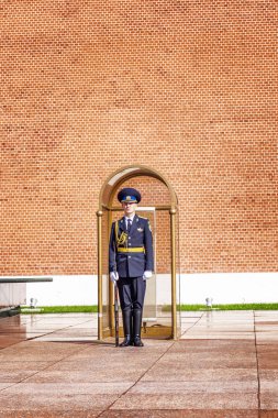 Moskova, Rusya, 08/06/2019: Kremlin duvarında bir muhafız. 