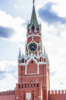 Kremlin'in Spasskaya kulesi parlak bir gökyüzüne karşı. 