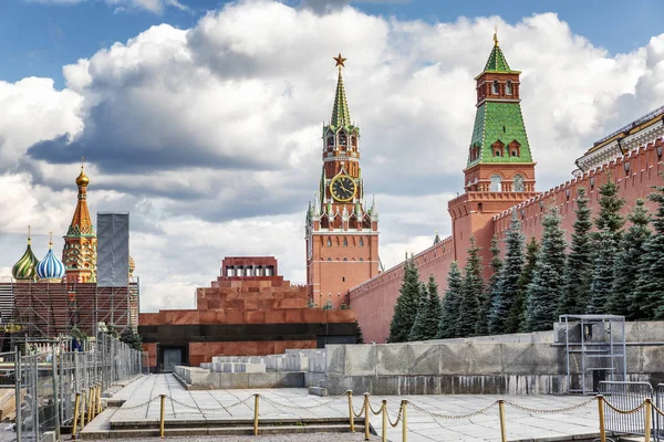 Moskau, russland, 08 / 06 / 2019: kremlin türme auf dem roten platz. sonniger, heller Tag. schöne Stadtlandschaft. — Stockfoto