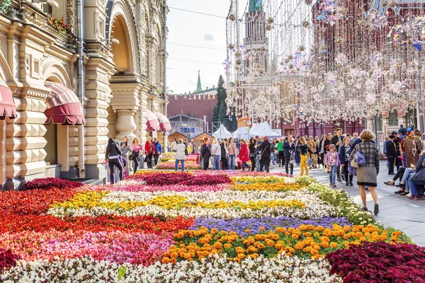 Moskwa, Rosja, 08/06/2019: piękny design dekoracji ulicy w pobliżu głównego domu towarowego Moskwy. Różnorodność kwiatów. Piękny krajobraz miasta. — Zdjęcie stockowe