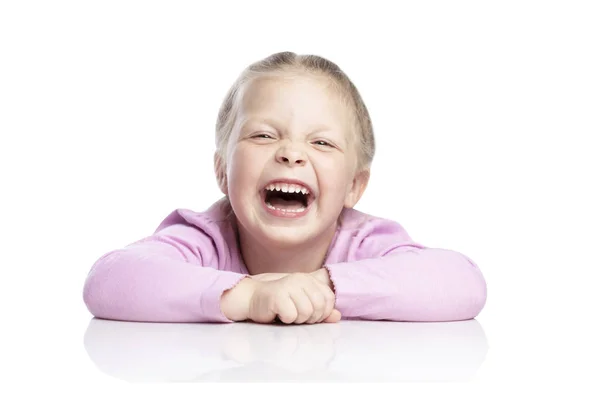 Kleine blonde meisje in een roze trui is lachen. Close-up. Geïsoleerd over witte achtergrond. — Stockfoto