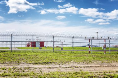  Çitin arkasında uçaklar ile Havaalanı.