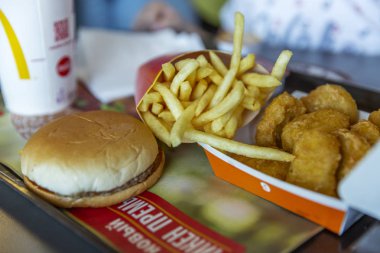 Moskova, Rusya, 08/11/2019: Mcdonald's'ta tepside öğle yemeği. Patates kızartması, hamburger ve içecek.