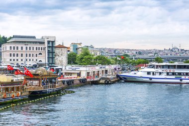 İstanbul, Türkiye, 05 / 22 / 2019: Doğudaki büyük kentin seti üzerinde turistik gemi kafeli liman.