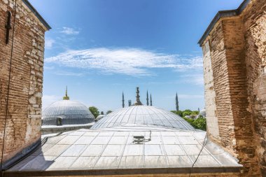 İstambul 'da güneşli bir günde camilerin çatılarının güzel manzarası. Mavi parlak gökyüzü.
