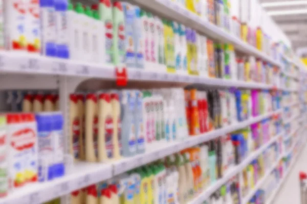 Assortimento di prodotti chimici per uso domestico sugli scaffali di un ipermercato. Sfocatura . — Foto Stock