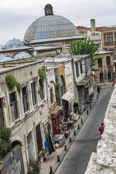 Estambul, Turquía, 05 / 22 / 2019: Vieja y estrecha calle en la ciudad. Vista superior. — Foto de Stock
