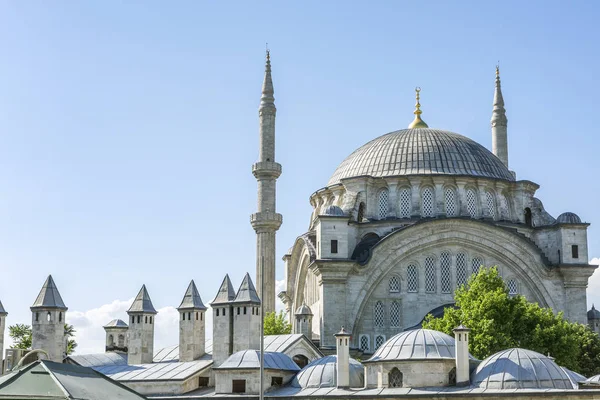 İstanbul, Türkiye, 05 / 23 / 2019: Büyük bir Paskalya kentinde güzel bir cami.
