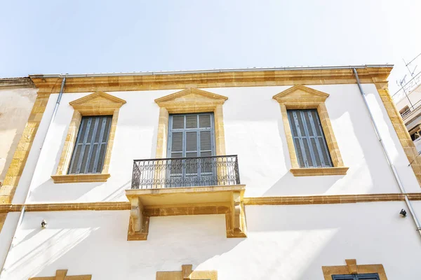 Hermosa casa con persianas de madera azul en las ventanas contra el cielo azul. Primer plano . — Foto de Stock