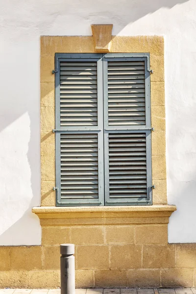 Okno z niebieskimi drewnianymi okiennicami w starym domu. Zbliżenie. — Zdjęcie stockowe