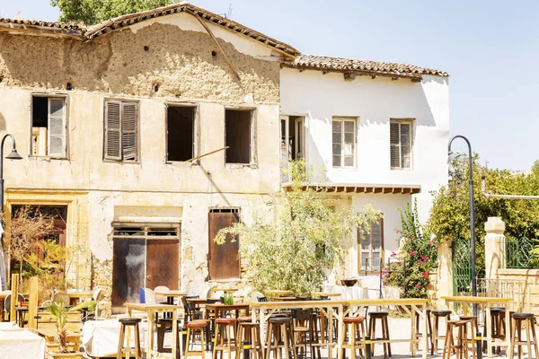 Nicosia, Chipre, 09 / 03 / 2018: Gran casa antigua con una cafetería en la calle en el casco antiguo en un día claro y soleado . — Foto de Stock
