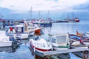 Akşamları marinada tekneler var. Alacakaranlıkta güzel manzara.