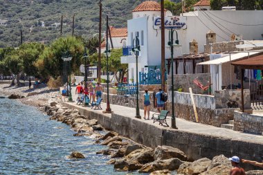 Tilos, Yunanistan, 22.07.2015: Küçük bir tatil kasabasında rahat bir gezinti yeri