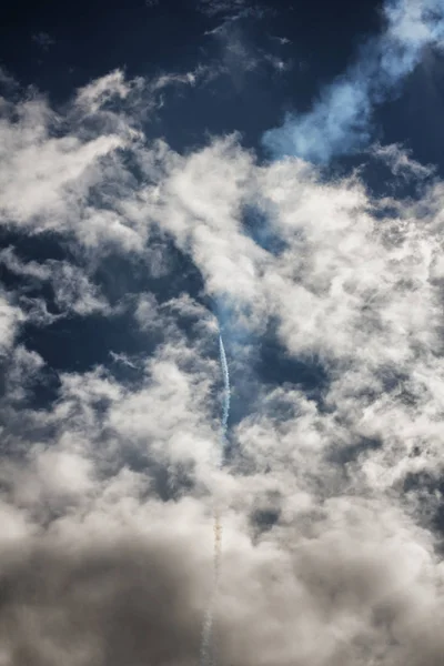 Düsteren bewölkten Himmel mit einer Spur von einem Flugzeug. Hintergrund. Raum für Text. — Stockfoto