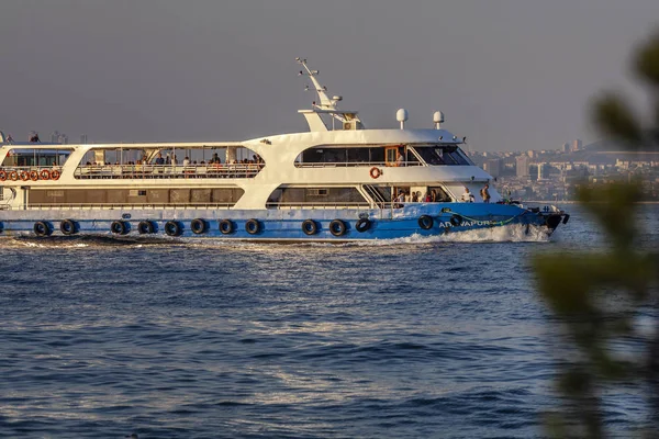 İstanbul, Türkiye, 07.25.2015: Gün batımında zevk teknesi. — Stok fotoğraf