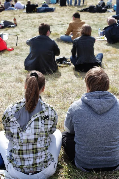 Moskova, Rusya, 08/30/2015: İnsanlar etkinlikte çimlere oturun, rahatlayın. 