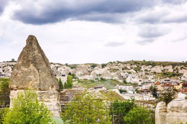 Kapadokya vadilerinde kireçtaşı dağları. Büyük manzara.
